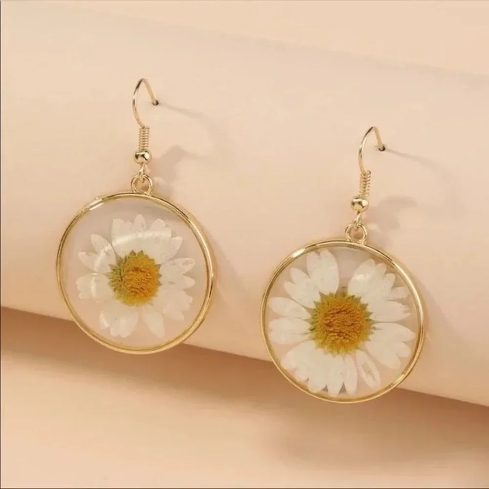 “Daisy Sundays” Real Flower Gold Circle Pendant Bohemian Hippie Plant Earrings - Picture 4 of 5